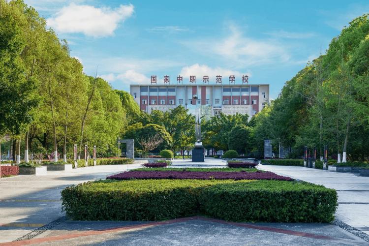 在重庆科技大学就读期间,享受统招学生同等待遇,毕业时颁发本科文凭